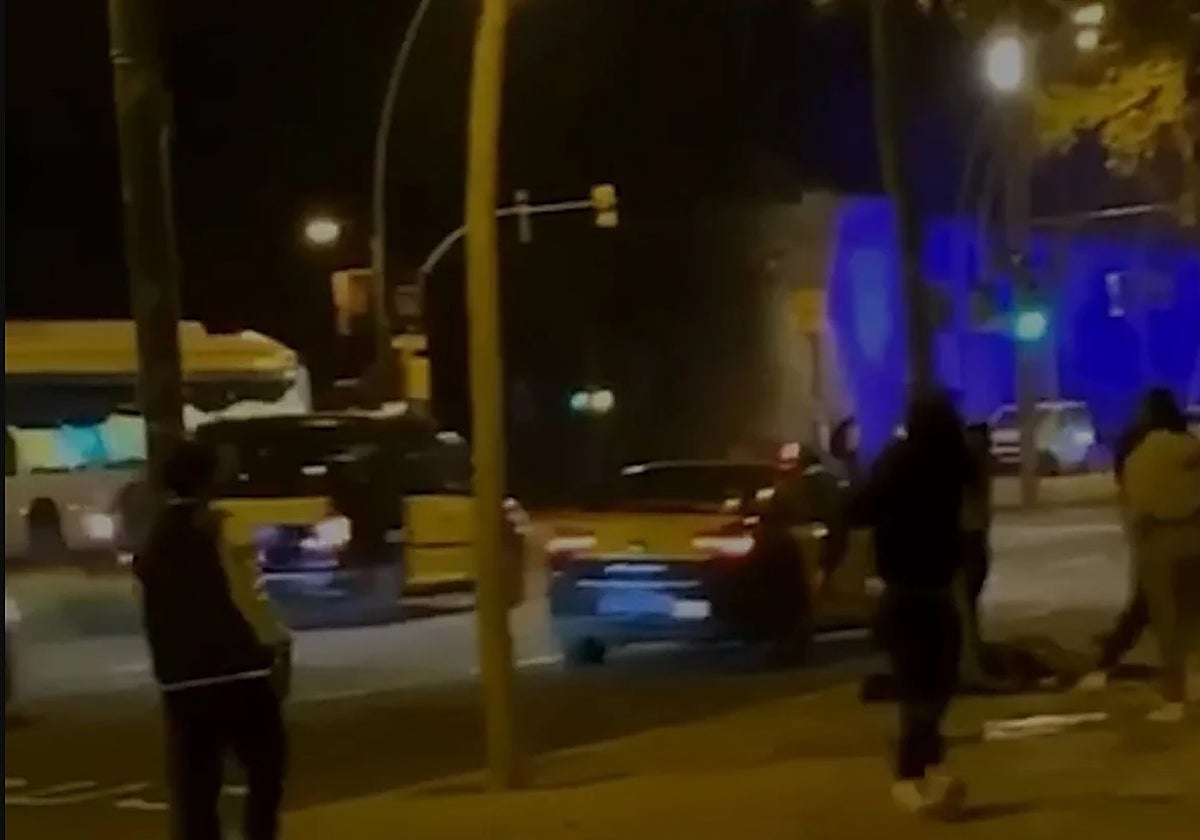 Fotograma de la agresión mortal a la víctima, a la salida de la discoteca Brisas de Barcelona