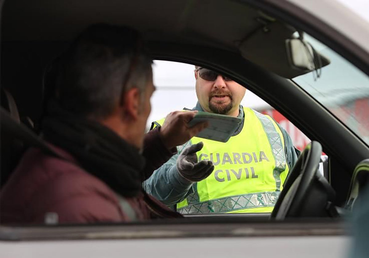 Imagen de un agente durante labores de prevención en Puente Genil