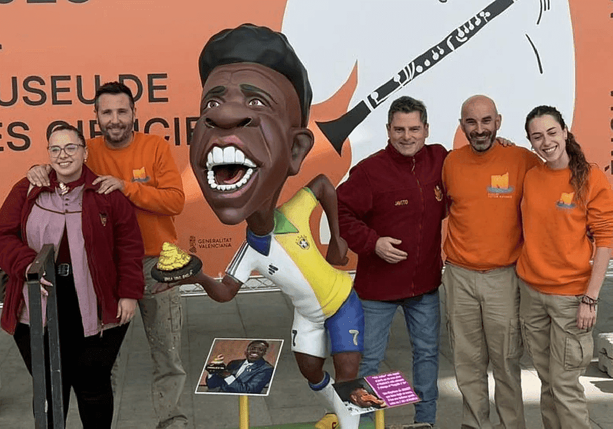 Imagen de la entrega del ninot de Vinicius a la Exposición del Ninot de las Fallas de Valencia