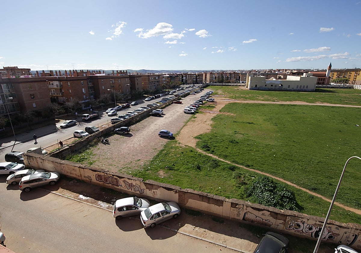 Terrenos de la antigua prisión de Córdoba en Fátima, donde están paralizadas 236 viviendas