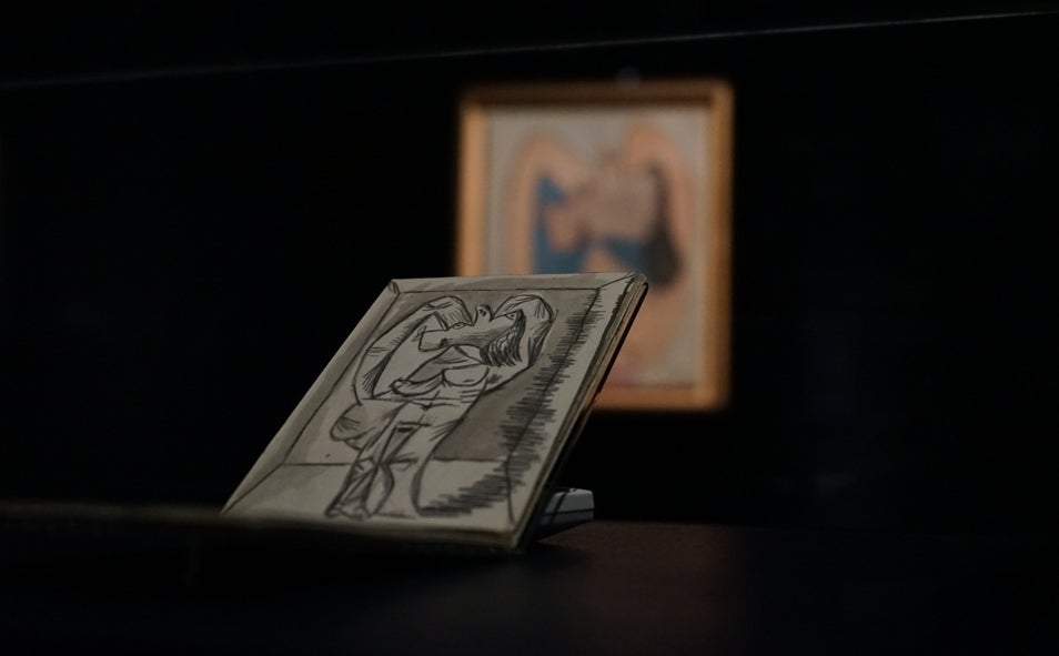 Imagen principal - Vista de algunos de los cuadros de la exposición 