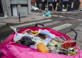 Usera cambia los cubos por grandes contenedores para acabar con la basura de las calles