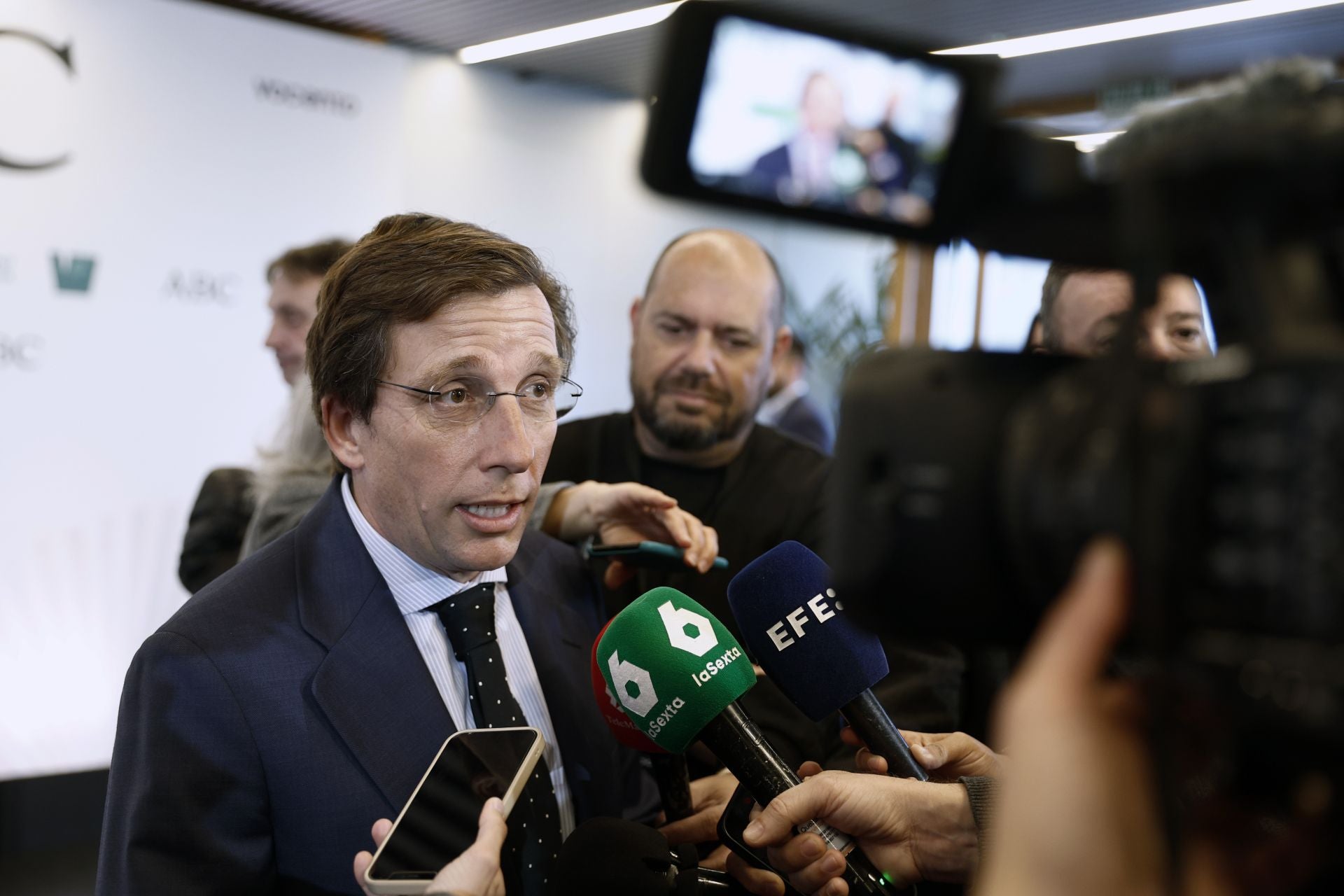 El alcalde de Madrid, José Luis Martínez-Almeida, atendiendo a la prensa antes del Foro ABC