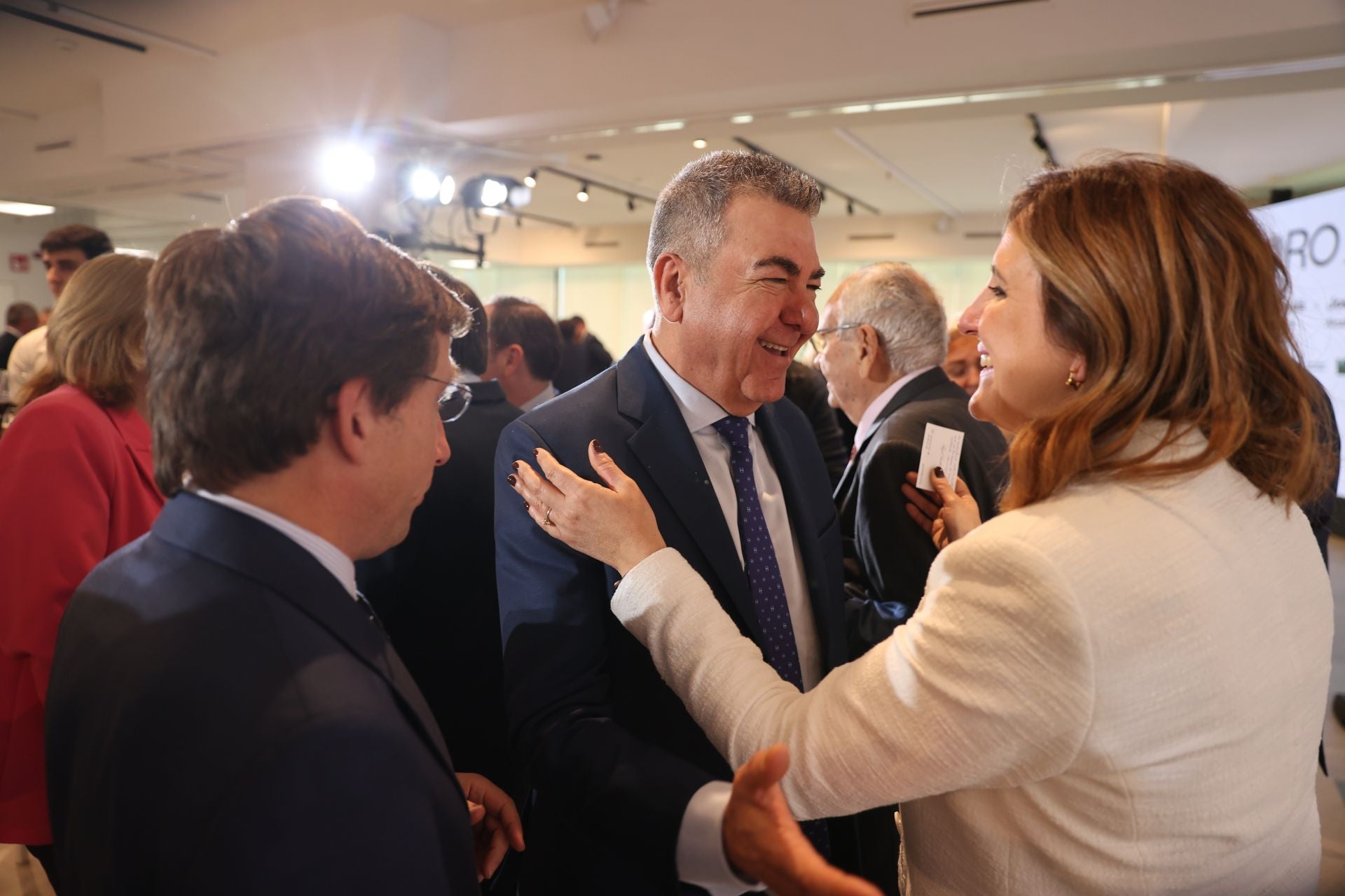 Carlos Bertomeu, presidente ejecutivo y consejero delegeado de Air Nostrum, saluda a la alcaldesa de Valencia