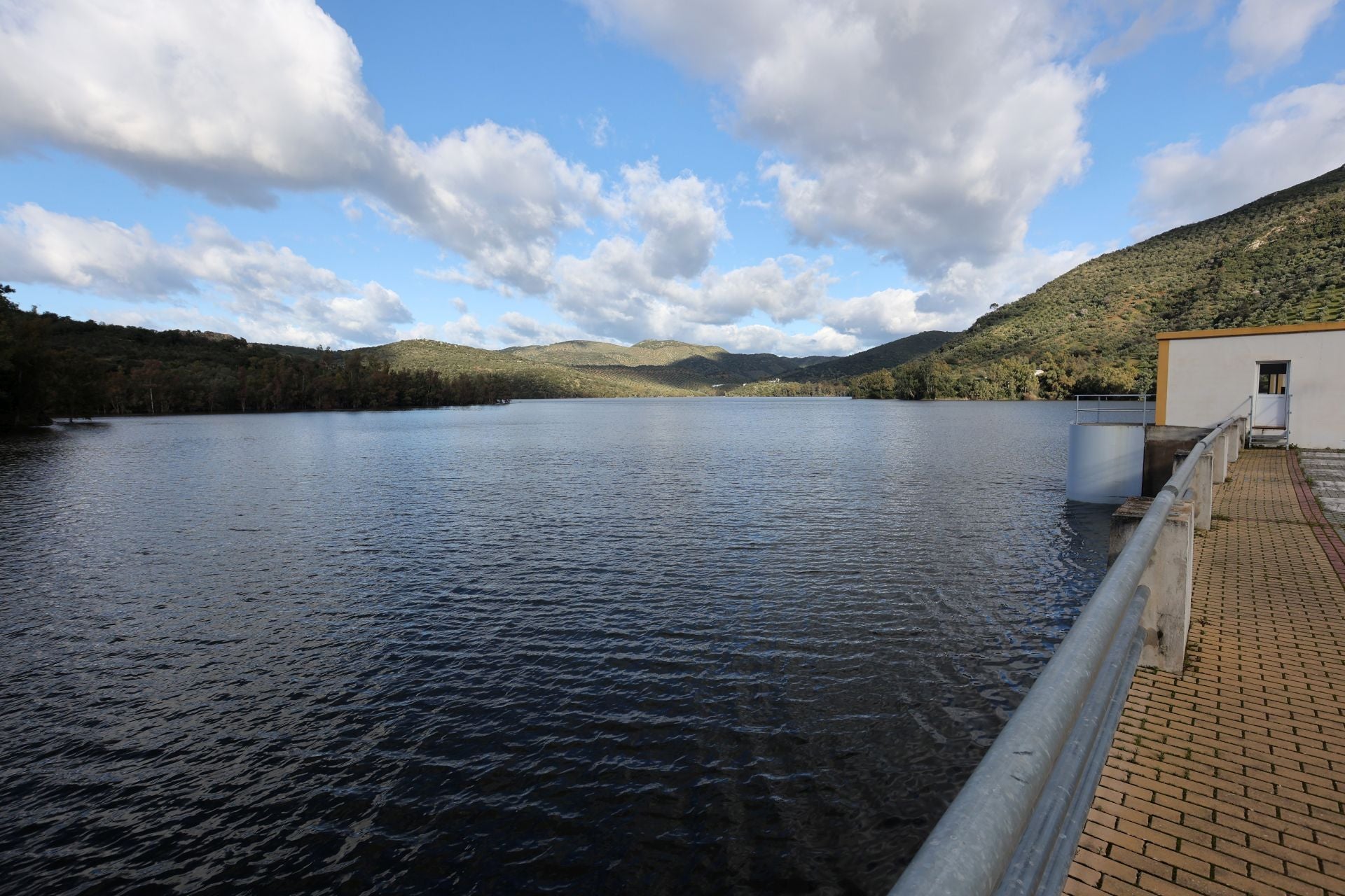 El espectacular desembalse del pantano del Guadalmellato, en imágenes