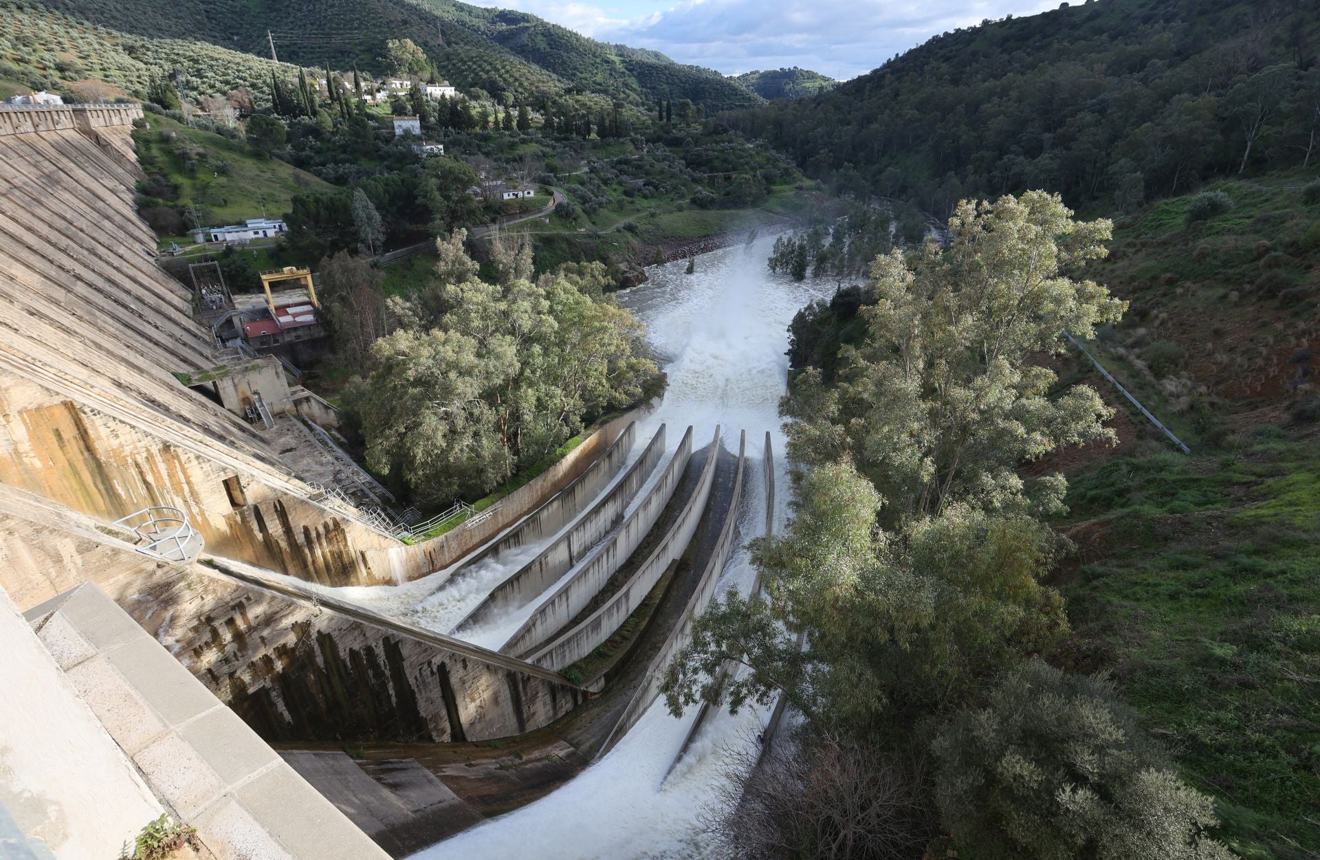 El espectacular desembalse del pantano del Guadalmellato, en imágenes