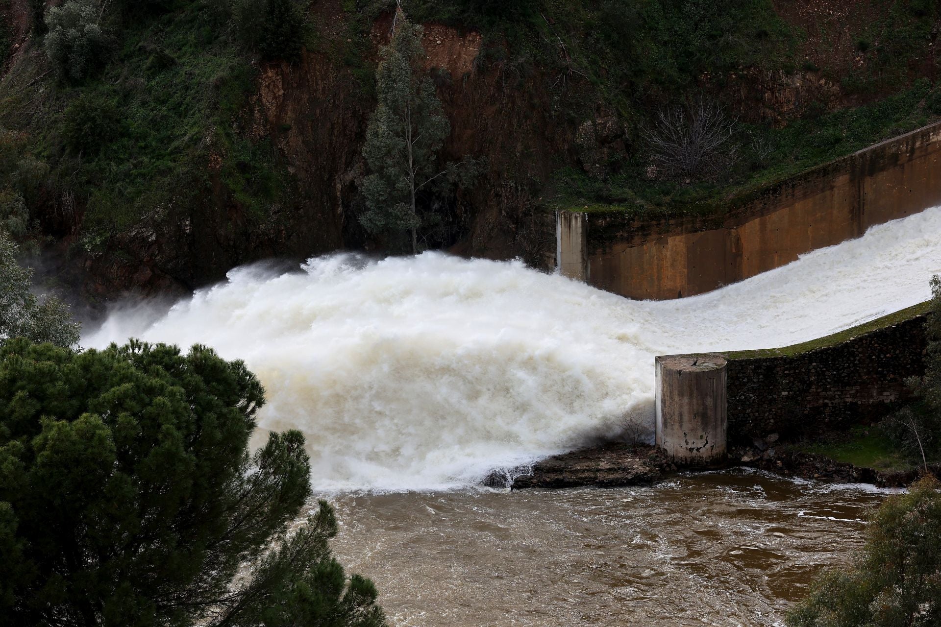 El espectacular desembalse del pantano del Guadalmellato, en imágenes