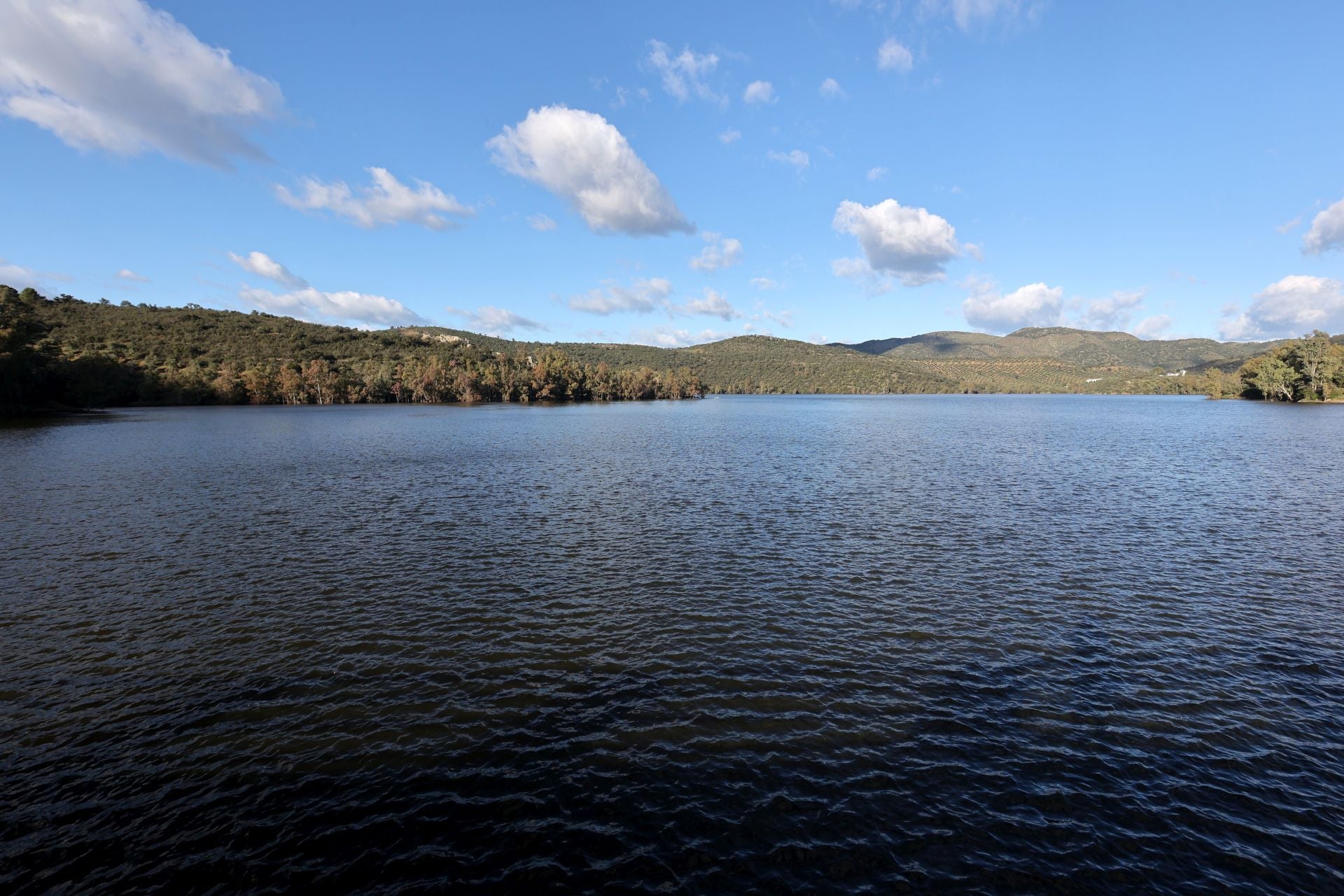 El espectacular desembalse del pantano del Guadalmellato, en imágenes