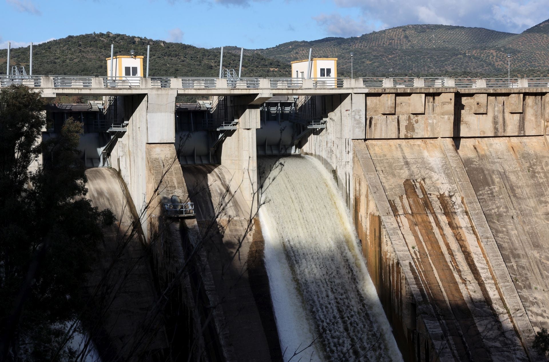 El espectacular desembalse del pantano del Guadalmellato, en imágenes