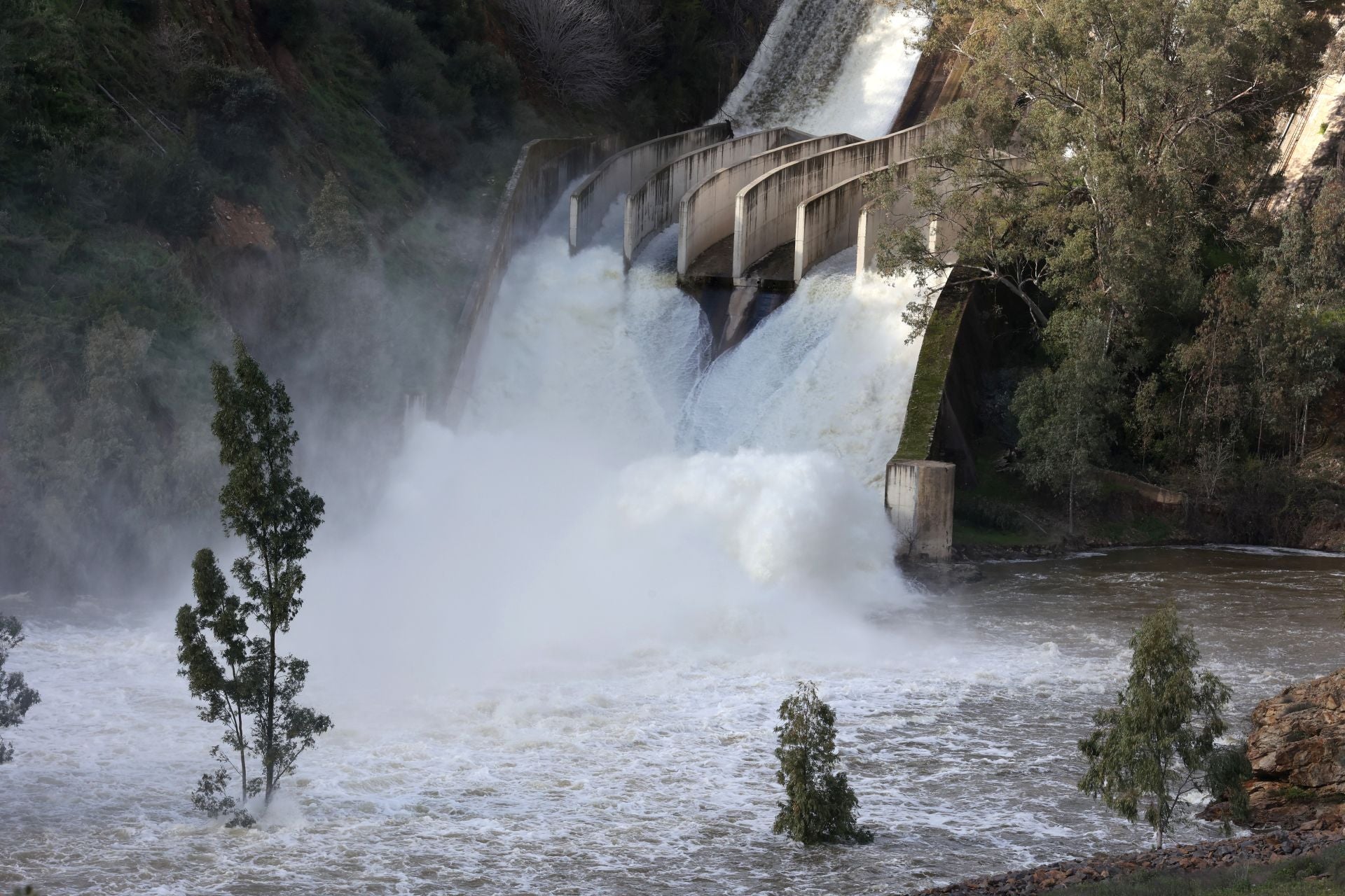 El espectacular desembalse del pantano del Guadalmellato, en imágenes