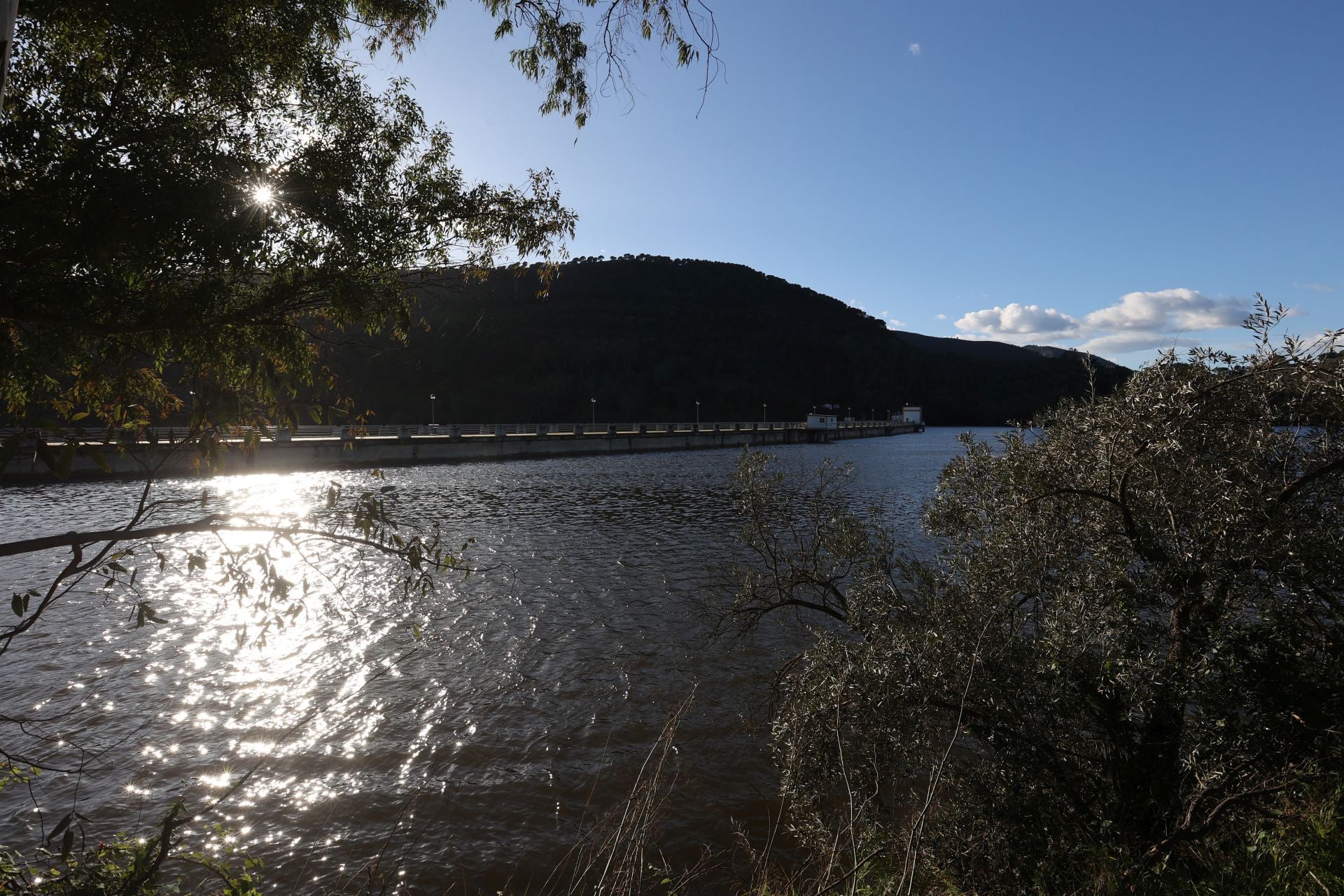 El espectacular desembalse del pantano del Guadalmellato, en imágenes