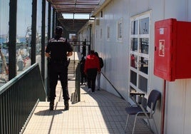 Inmigrantes agreden a varios policías cuando estaban ingresando en el CATE en Almería