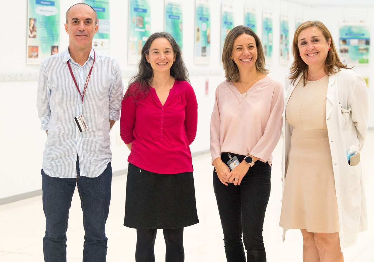 De izquierda a derecha, Juan de los Reyes Aguilar, Concepción Serrano, Juliana Martins y Elisa Dolado, miembros del proyecto Piezo4Spine.