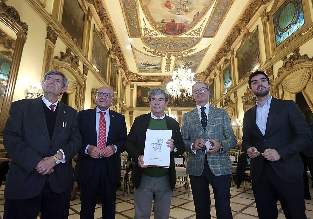 El presidente y los directivos del Real Círculo de la Amistad, con los arquitectos que han elaborado el plan director