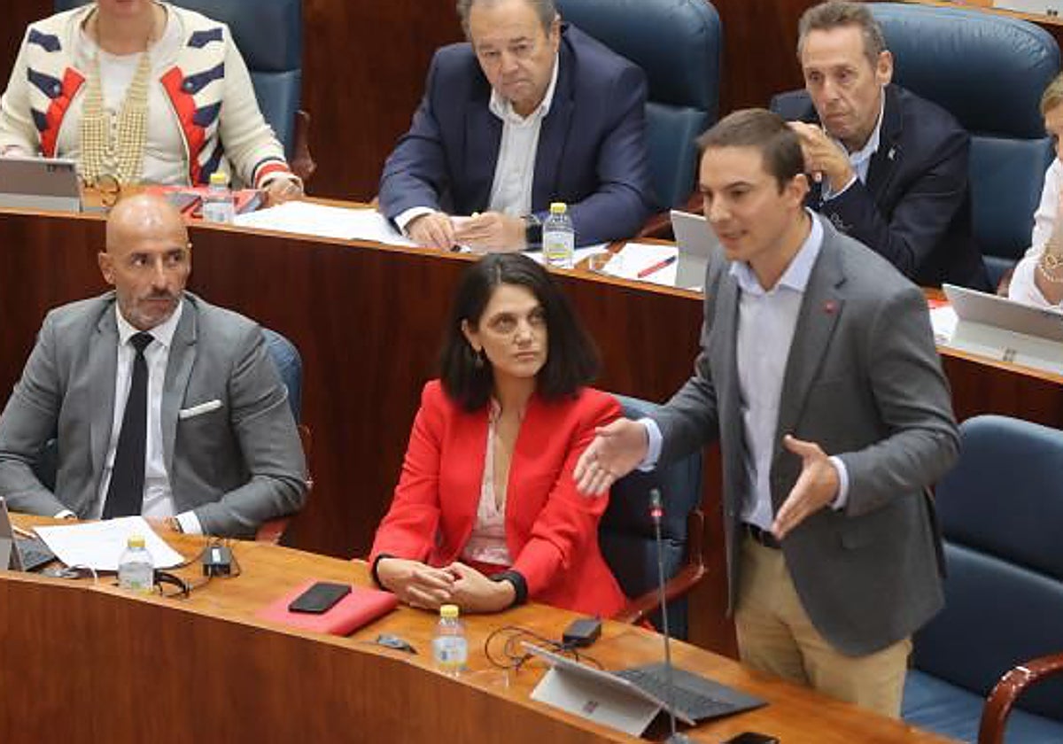 Pilar Sánchez Acera observa a Juan Lobato en el Pleno de la Asamblea, junto a Jesús Celada, en una imagen de 2022