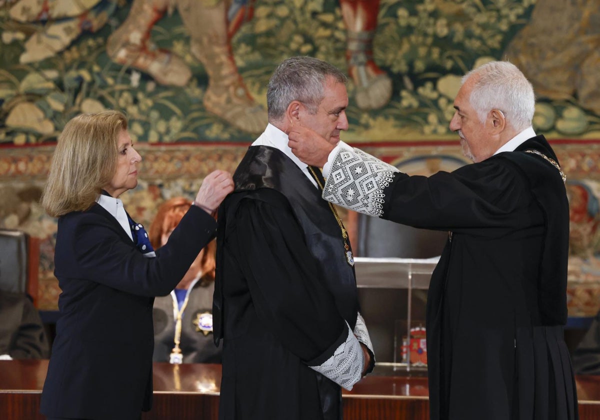 El magistrado José María Macías, con el presidente del TC, Cándido Cond-Pumpido, el pasado septiembre
