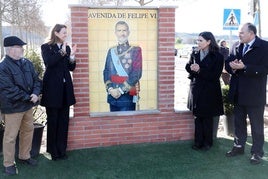 El Rey Felipe VI da nombre a una avenida en Talavera con su imagen en un mural cerámico