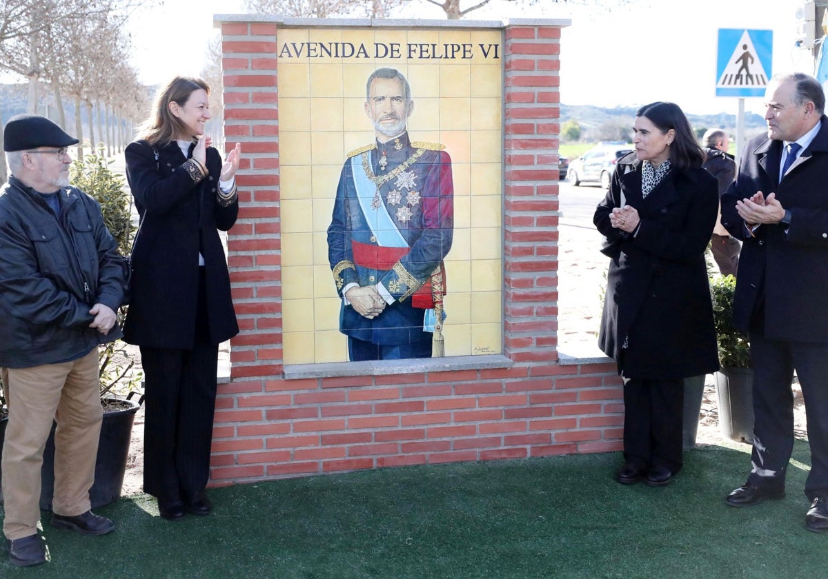 Inauguración del mural, con la presencia de Mercedes Araujo, José Julián Gregorio y el ceramista Nicolás Varas