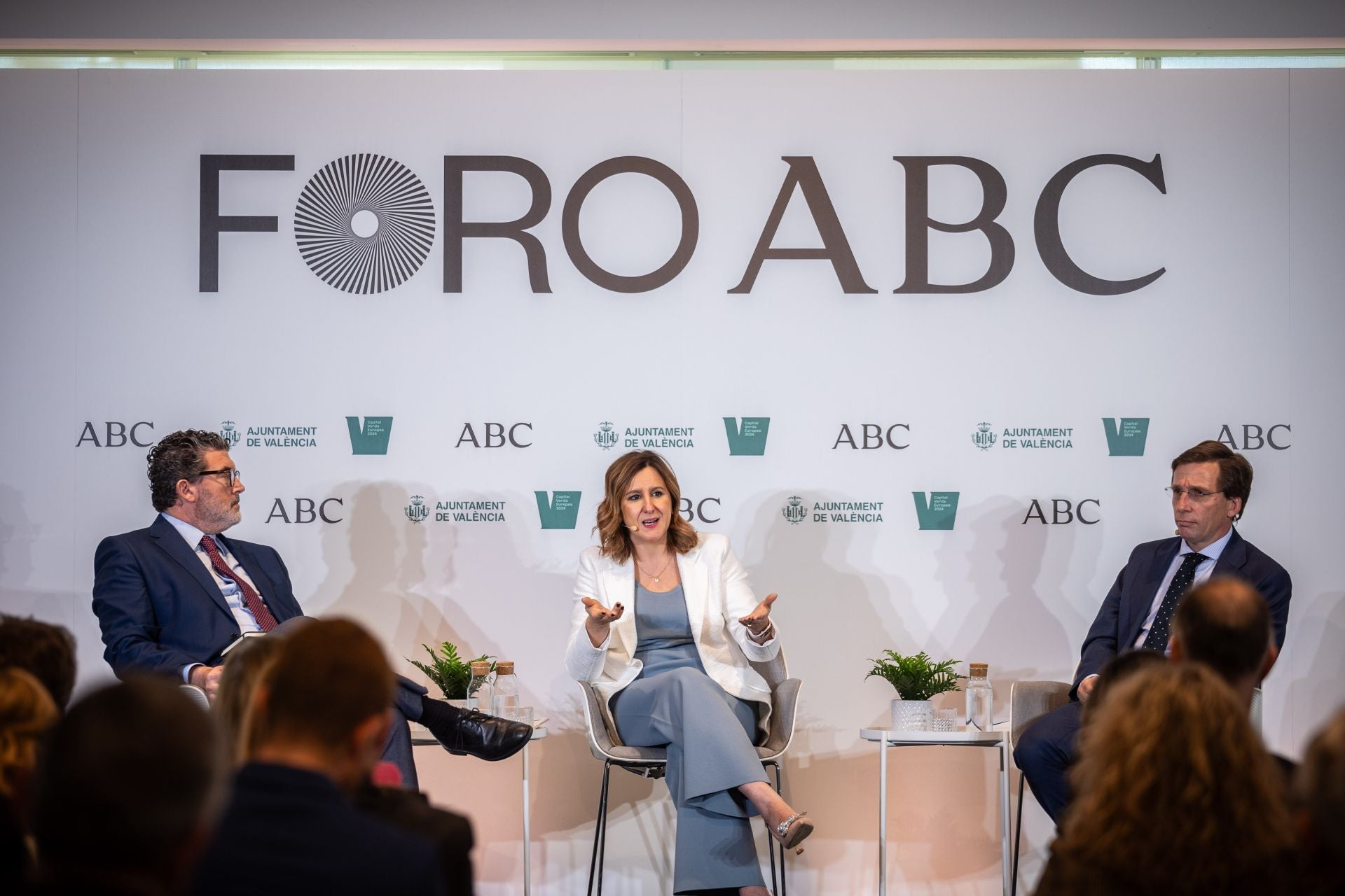 Los alcaldes de Valencia y Madrid, María José Catalá (centro) y José Luis Martínez-Almeida (derecha), conversan con el director de ABC, Julián Quirós (izquierda)