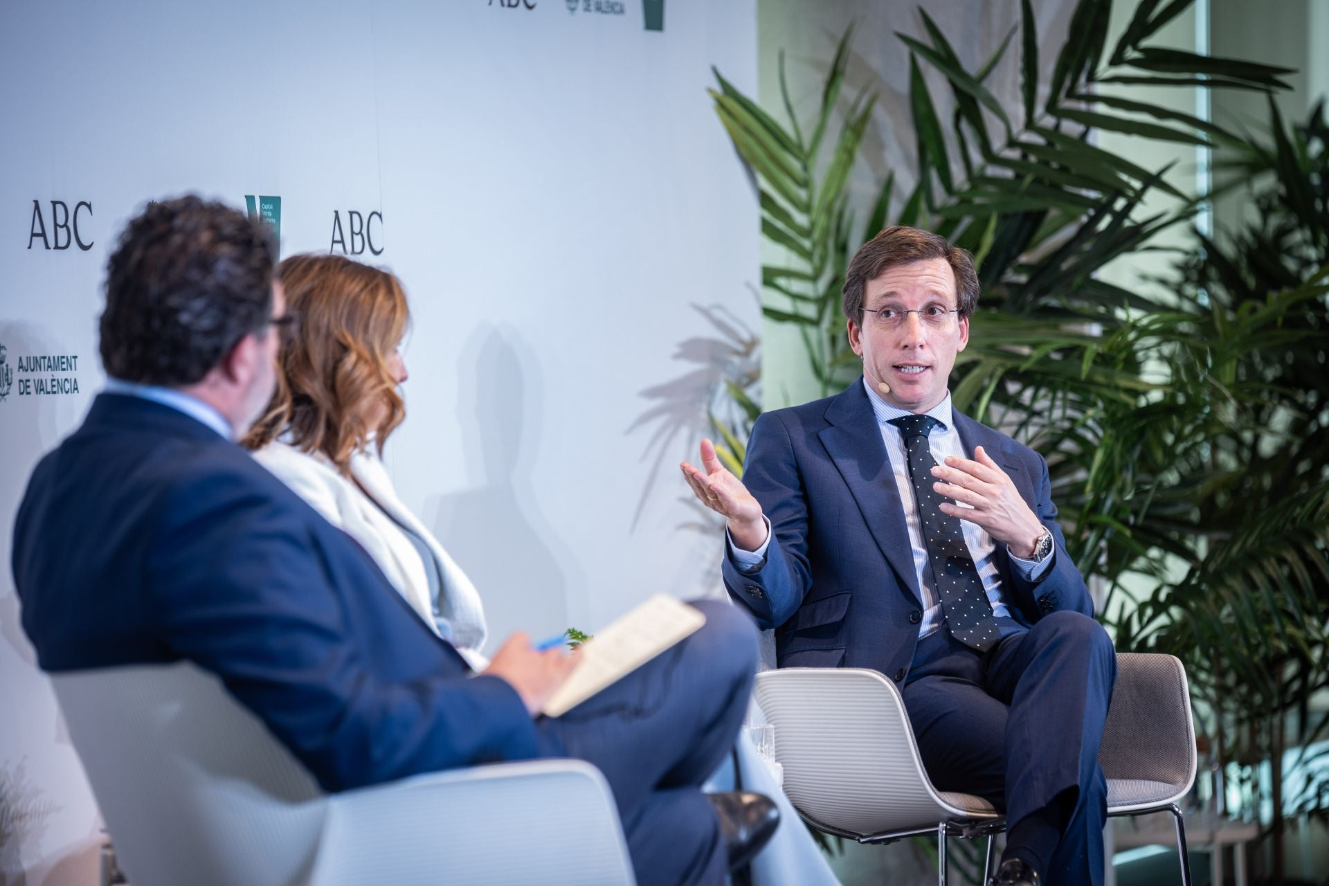 Martínez-Almeida conversa con Catalá y Quirós durante el Foro ABC