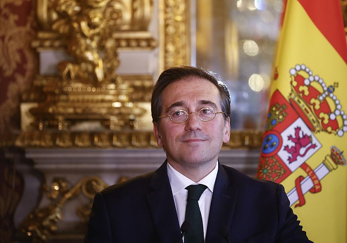 El ministro Albares en una rueda de prensa en París con su homólogo francés esta semana