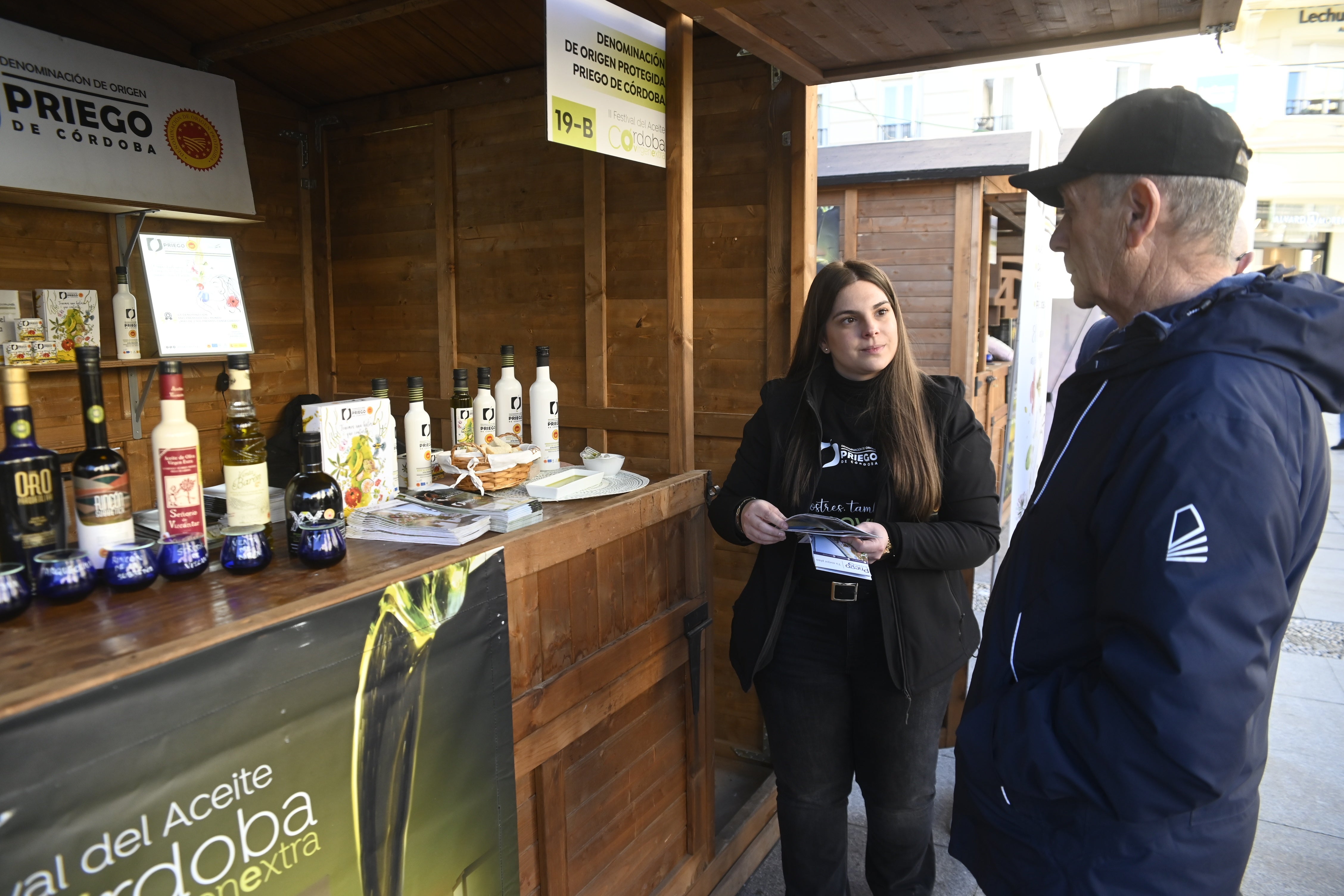 Toma pan y moja: así se vive en Las Tendillas el festival del aceite de oliva virgen extra de Córdoba