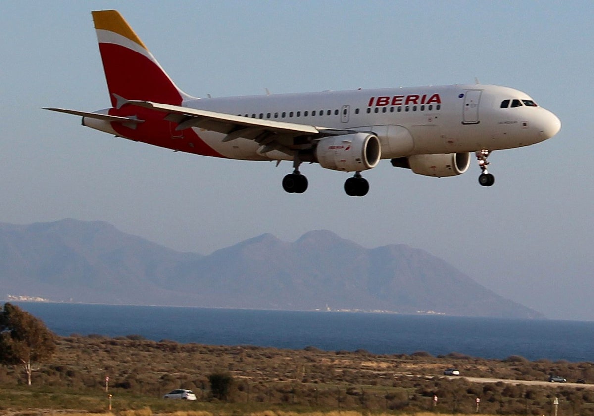 Un avión de Iberia en el Aeropuerto de Almería en una imagen de archivo