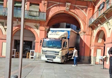 Un camión daña parte de uno de los principales arcos de la plaza de la Corredera en Córdoba