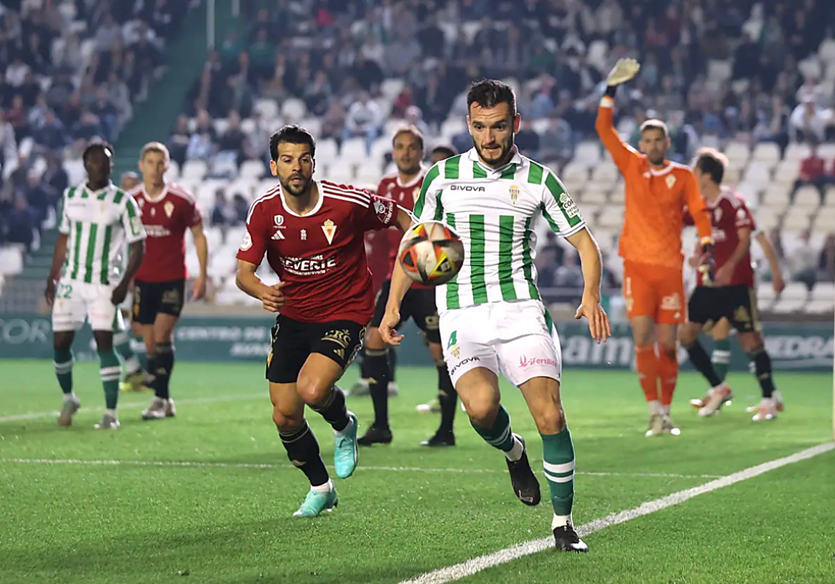 Adri Lapeña intenta despejar el balón durante un partido en El Arcángel