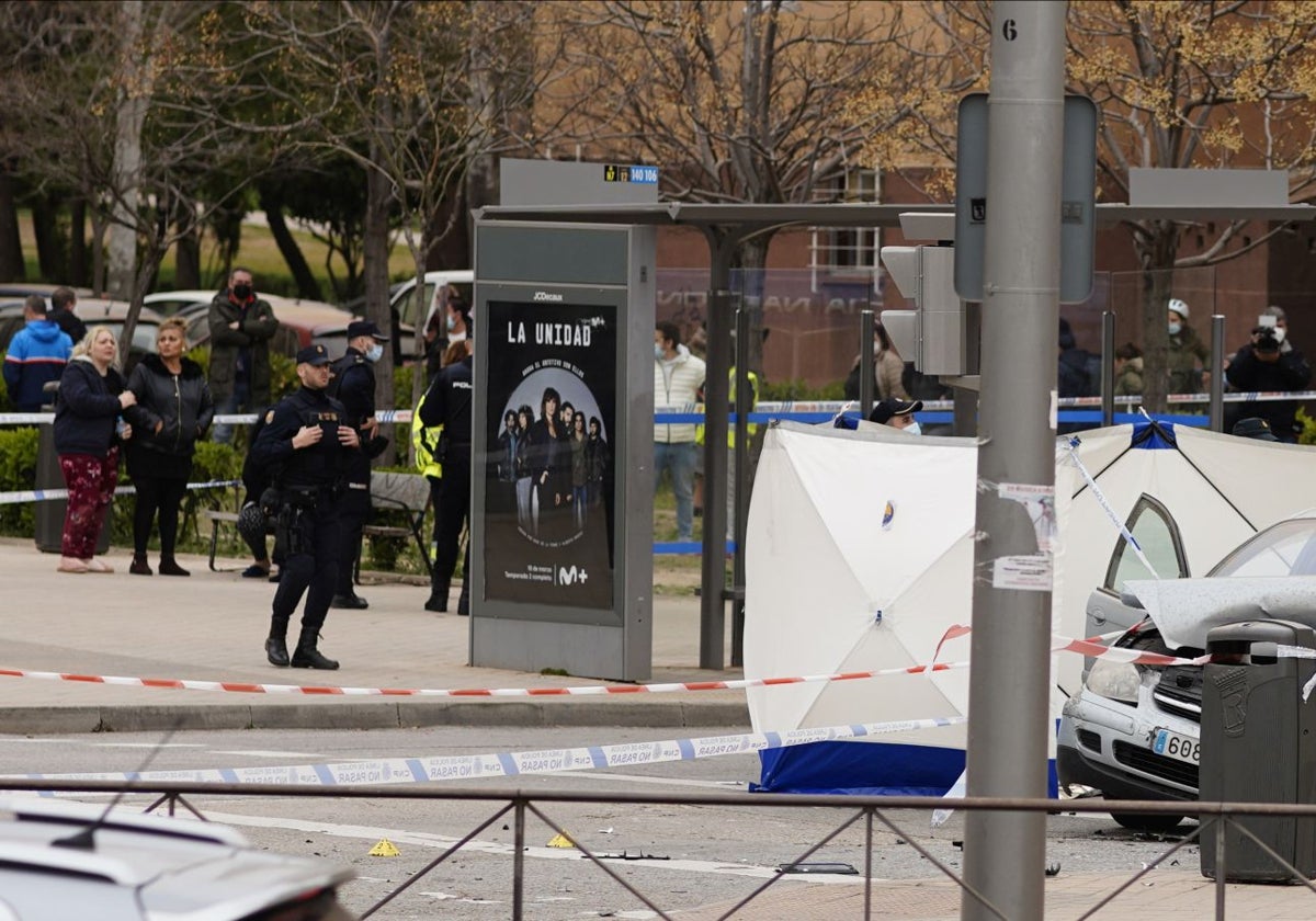 La Policía y el coche de la víctima, el día del crimen, en la glorieta de Alsacia de Madrid