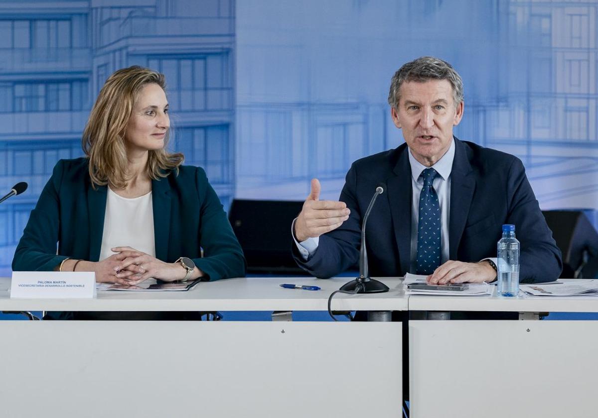 Paloma Martín, vicesecretaria de Desarollo Sostenible del PP, junto a Alberto Núñez Feijóo