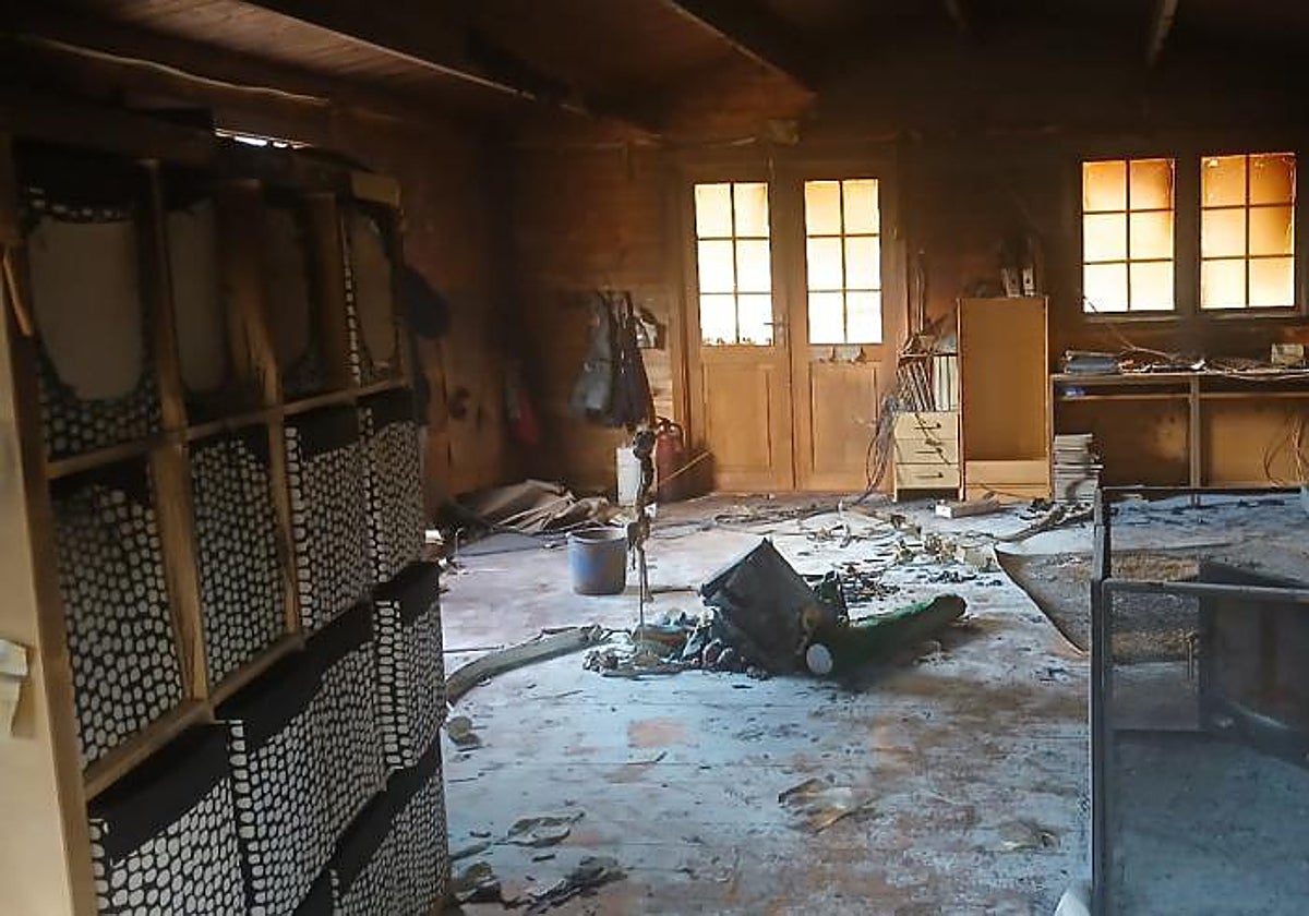 El incendio dejó una de las tres aulas de madera completamente inservible.