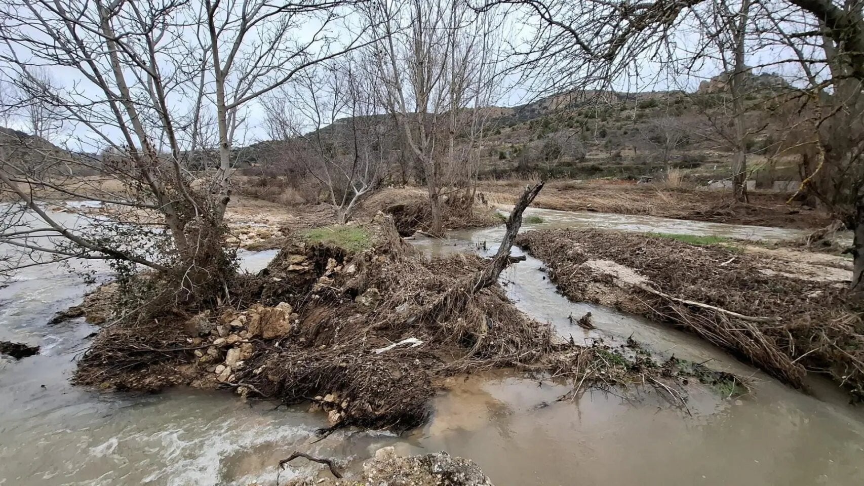 Villel de Mesa, Mochales y Algar recogen firmas pidiendo limpiar el río tras las últimas lluvias y por temor a otra dana