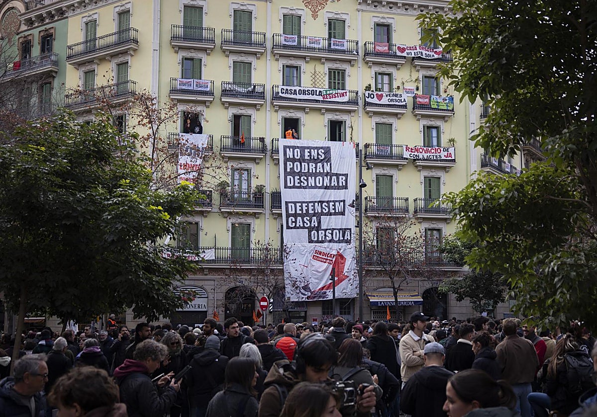 Concentración para impedir el desalojo en Casa Orsola, en el Ensanche barcelonés