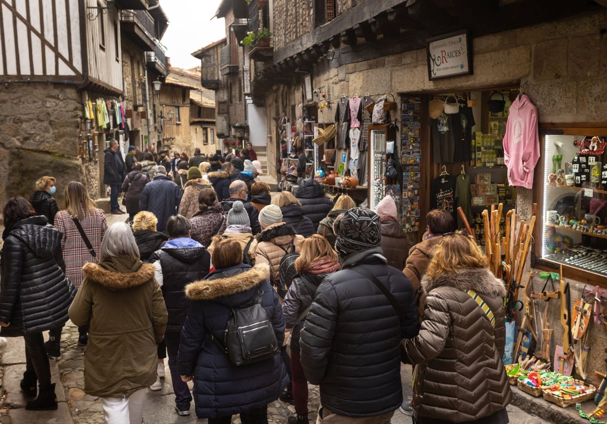 Turistas en La Alberca (Salamanca) en el puente de diciembre