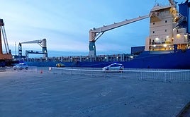 Un buque que transporta munición lleva una semana refugiado en Vigo por el azote de 'Herminia'