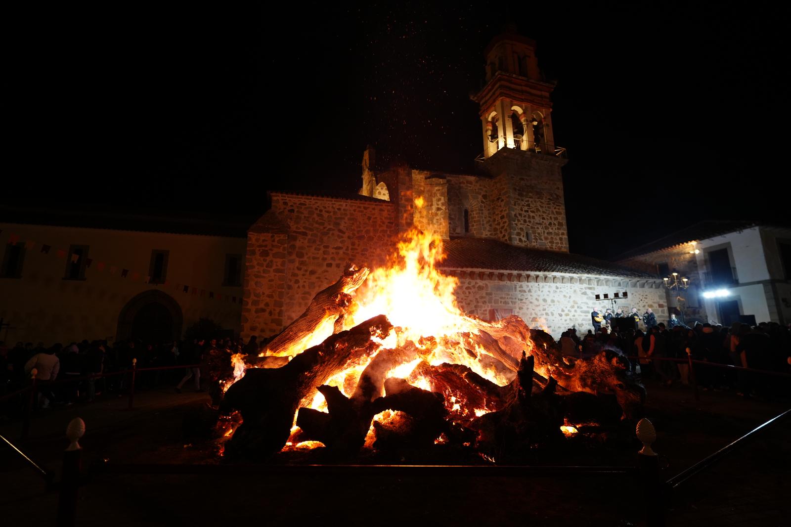 La impresionante Fiesta de la Candelaria de Dos Torres, en imágenes