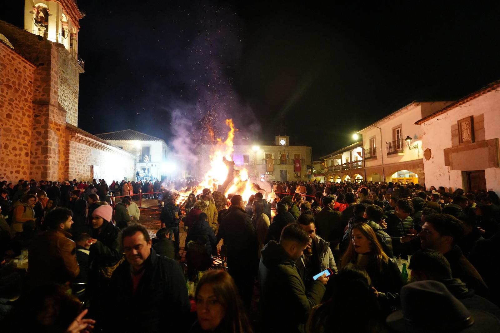 La impresionante Fiesta de la Candelaria de Dos Torres, en imágenes