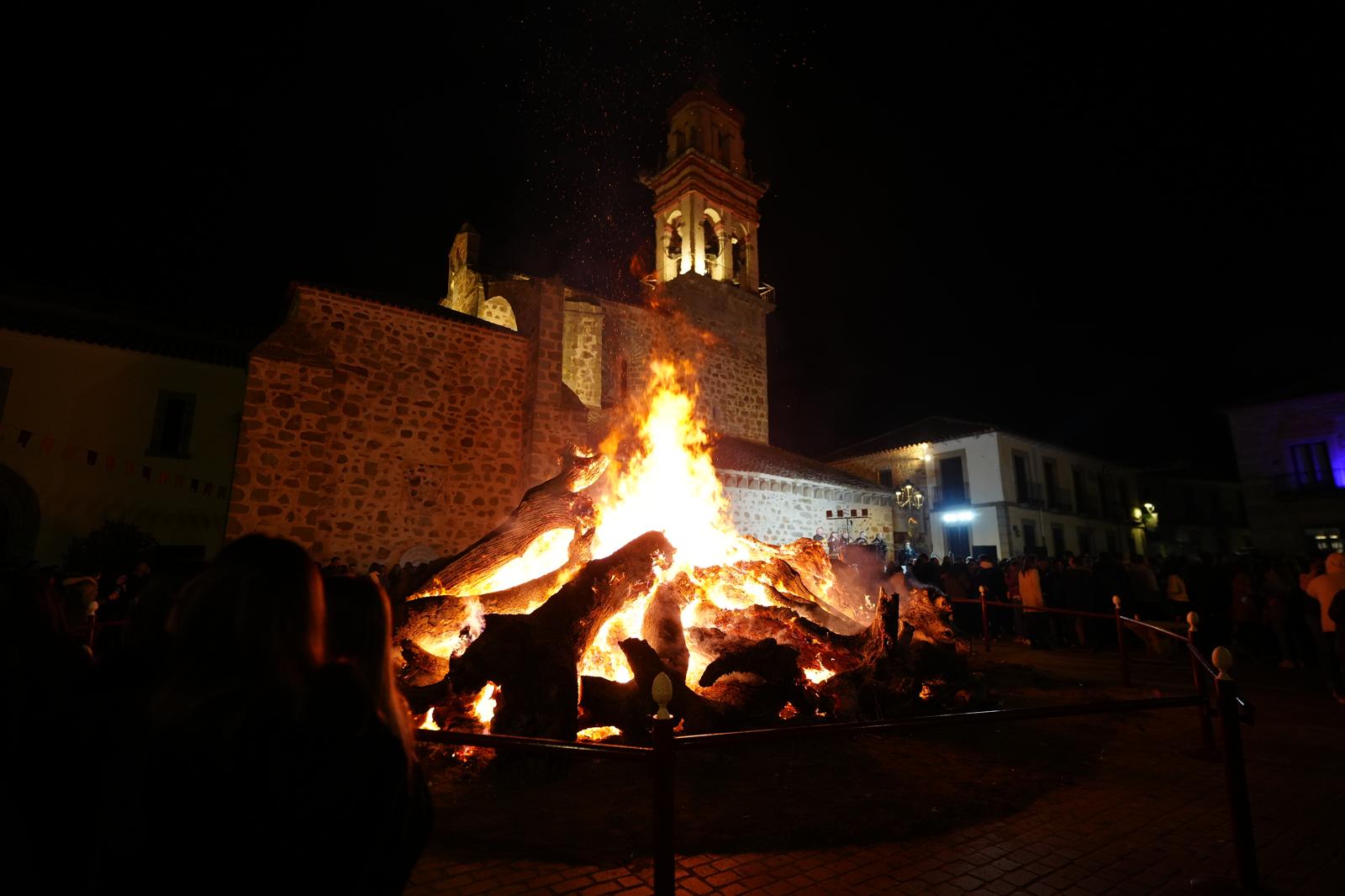 La impresionante Fiesta de la Candelaria de Dos Torres, en imágenes