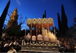 La mirada de la Virgen de la Candelaria ilumina las calles de Córdoba en la procesión triunfal del 50 aniversario del Huerto