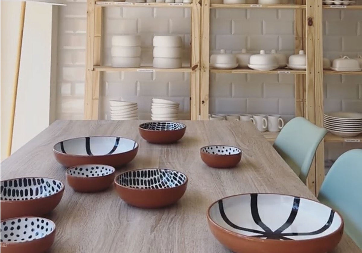 Algunas de las piezas de cerámica pintadas en el taller del obrador Take en Cañito Bazán