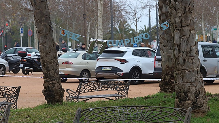 Colgadura de cumpleaños en el lugar donde se produjeron los hechos en El Arenal