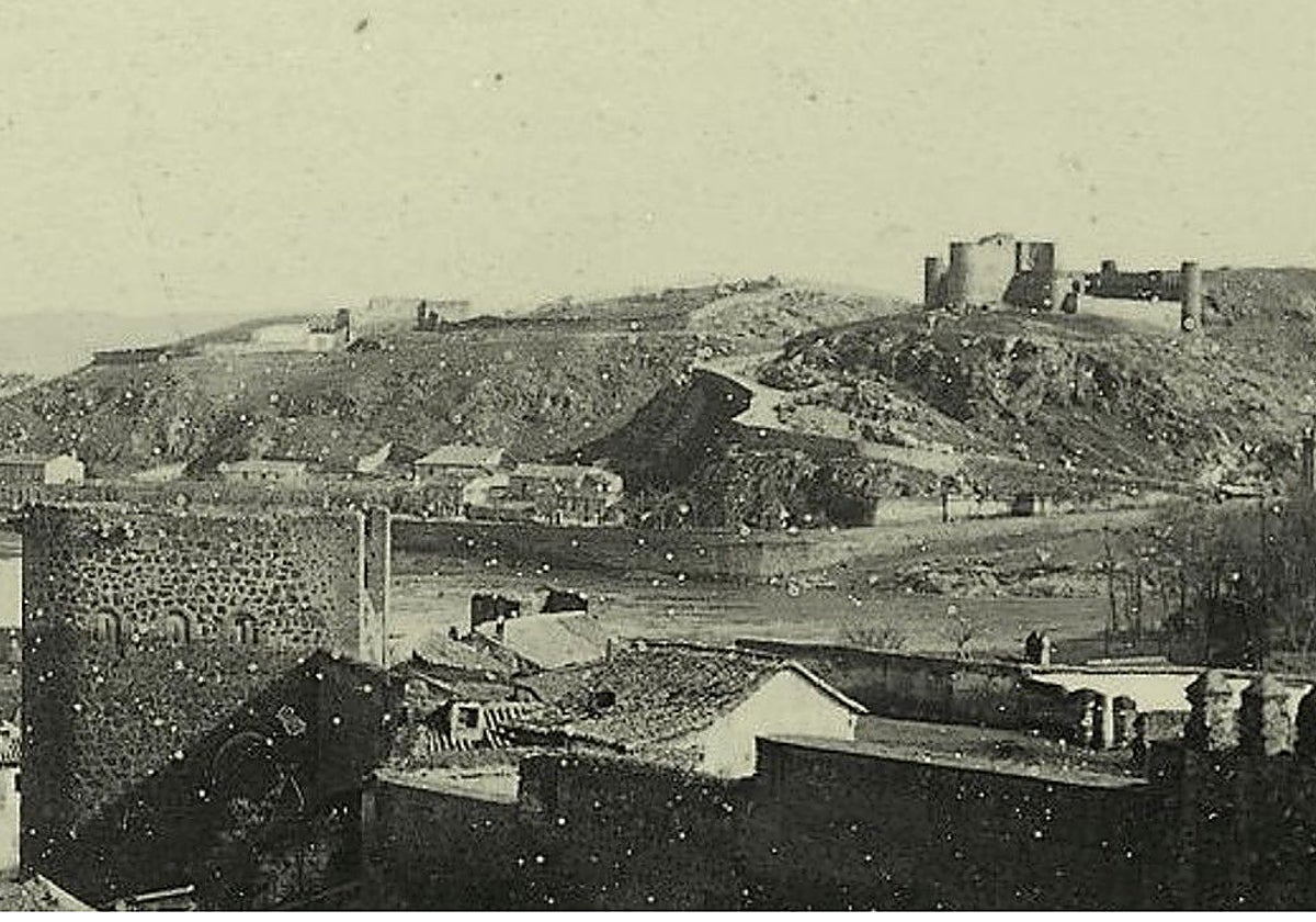 Tras la Torre de la Almofala, circula el Tajo desbordado en 1912, al fondo, el castillo de San Servando. A su izquierda, la valla perimetral donde se fundó un monasterio en el siglo XI, llamado después Cigarral del Alcázar. En 1925, adquirió la finca la Diputación para construir el nuevo Hospital Provincial. Archivo de la Diputación Provincial de Toledo. Fotografía de Pedro Román