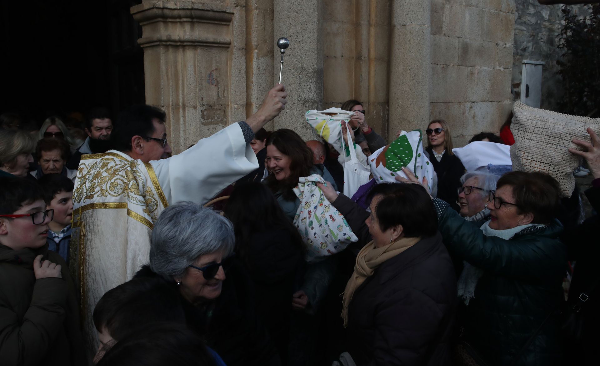 Bendición de panes, paloteo y botillo para celebrar Las Candelas