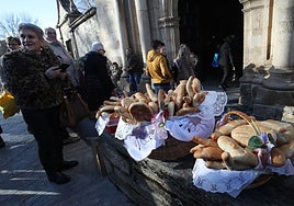 Bendición de panes, paloteo y botillo para celebrar Las Candelas