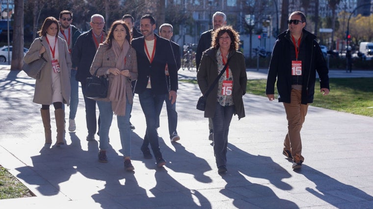 Imagen del secretario general del PSPV en la provincia de Valencia, Carlos Fernández Bielsa (en el centro), este domingo a su llegada al Palacio de Congresos