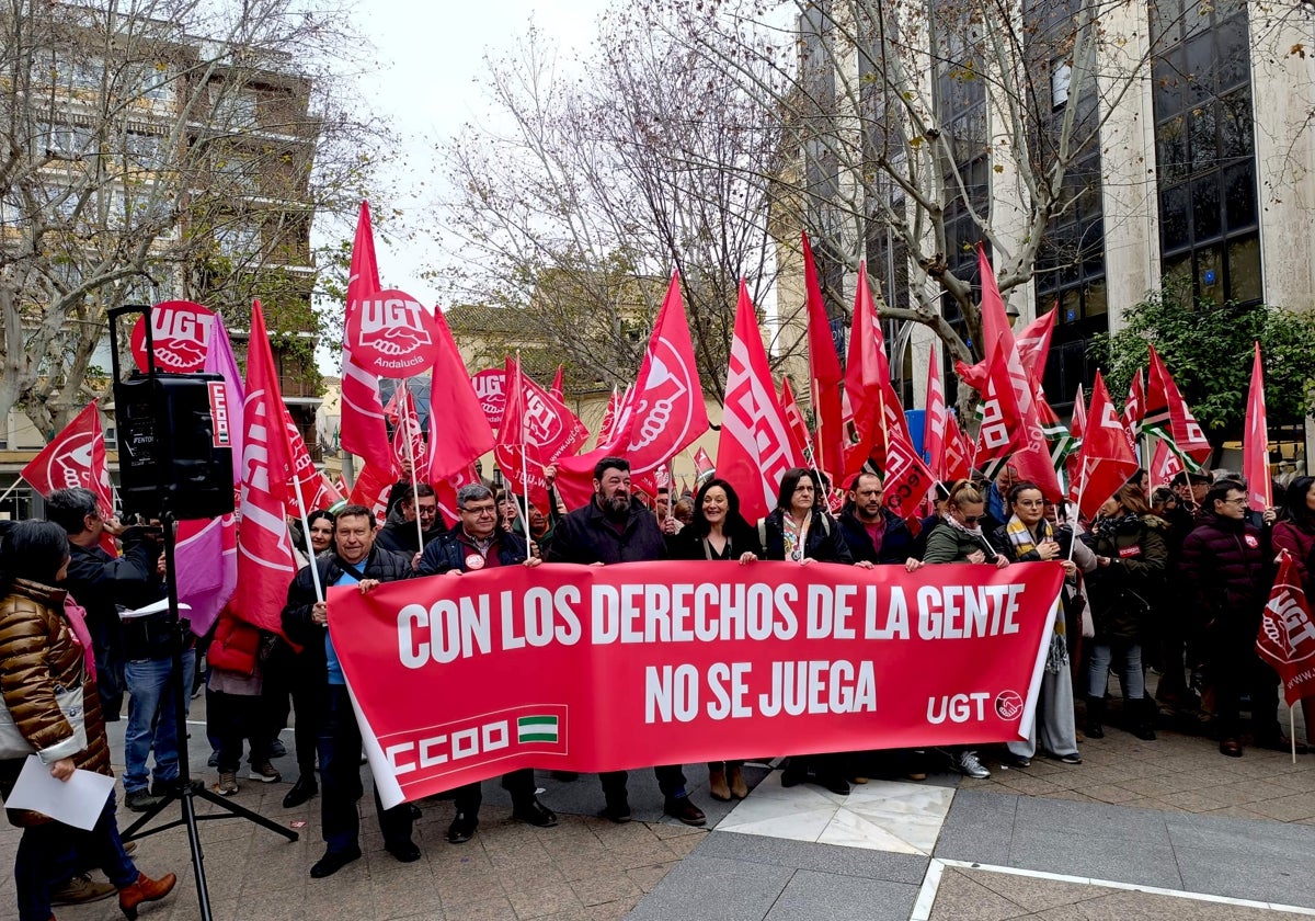 Representantes sindicales y la secretaria provincial del PSOE, este domingo en la protesta