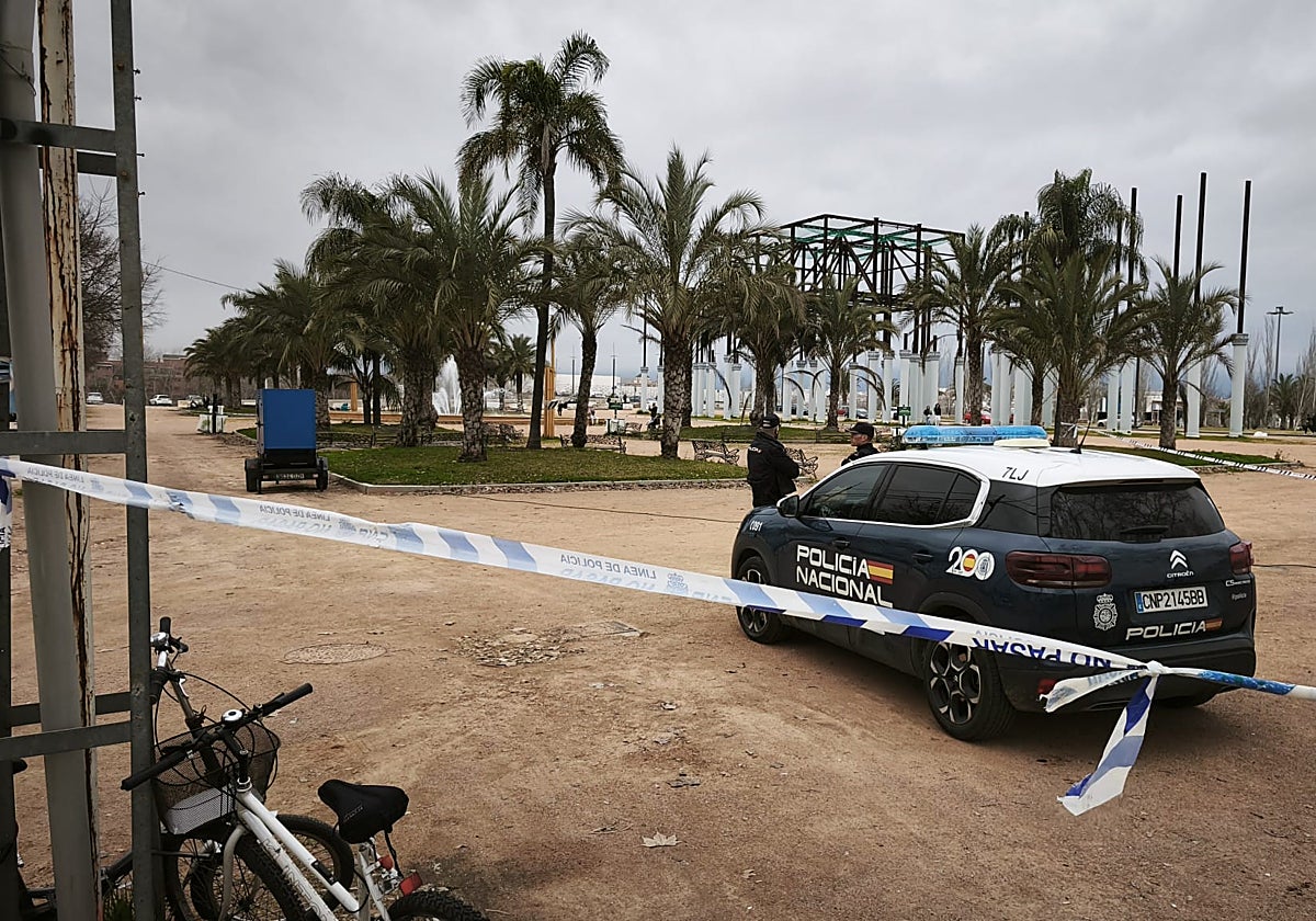 La zona del apuñalamiento en la portada del Arenal custodiada por la Policía Nacional