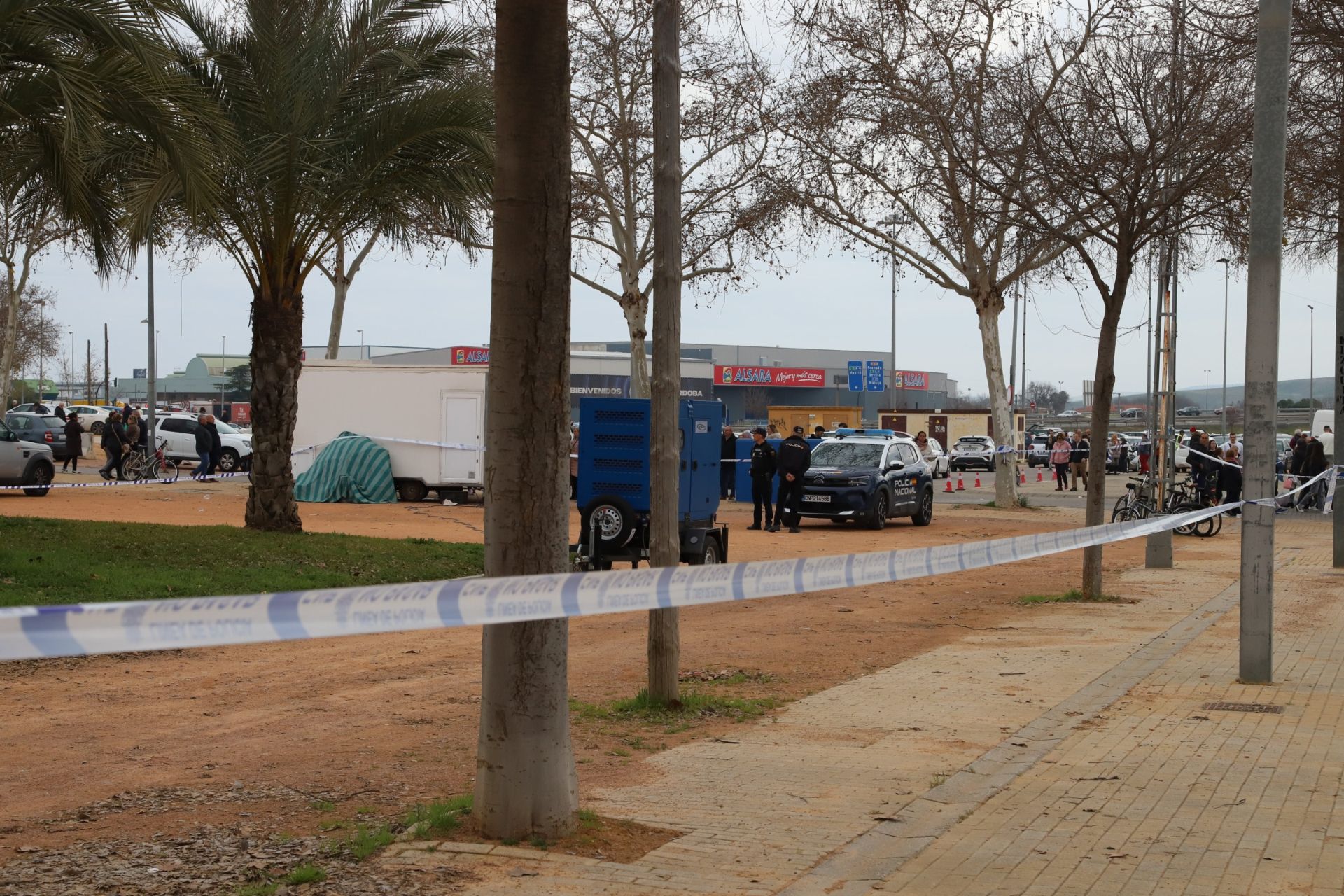 La Policía Nacional blinda el Arenal en Córdoba tras la muerte de un menor, en imágenes