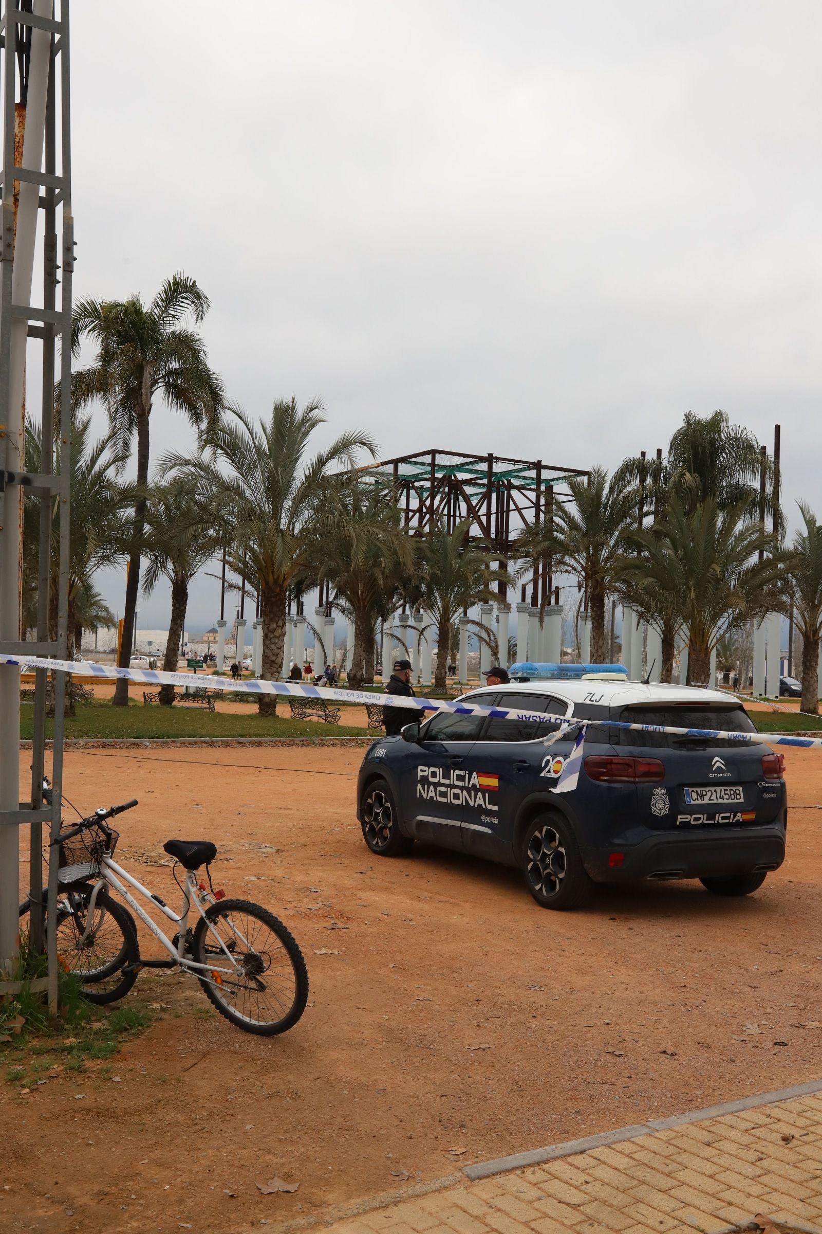 La Policía Nacional blinda el Arenal en Córdoba tras la muerte de un menor, en imágenes